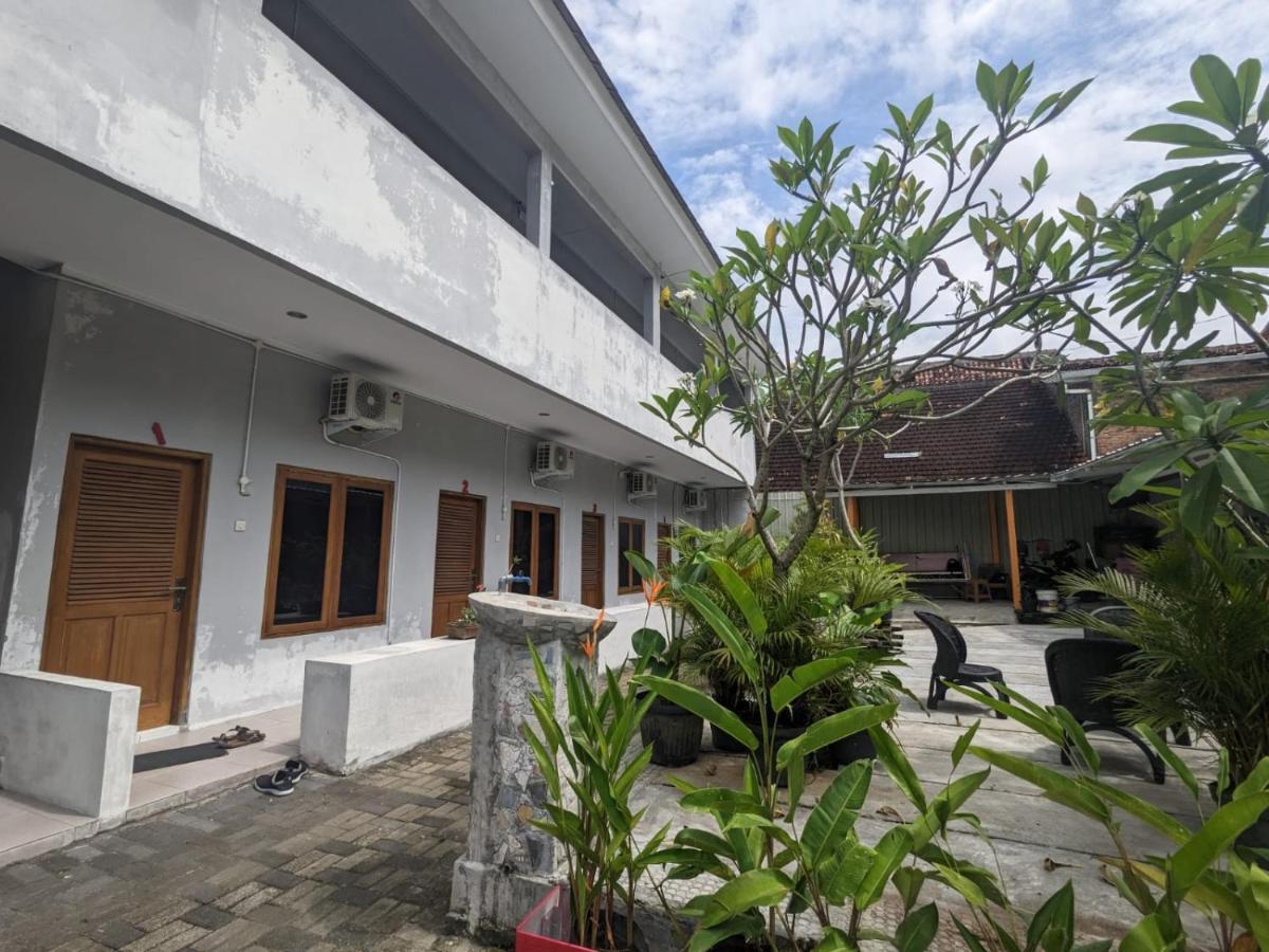 Rumah Pagar Merah Homestay ยอกยาการ์ตา ภายนอก รูปภาพ